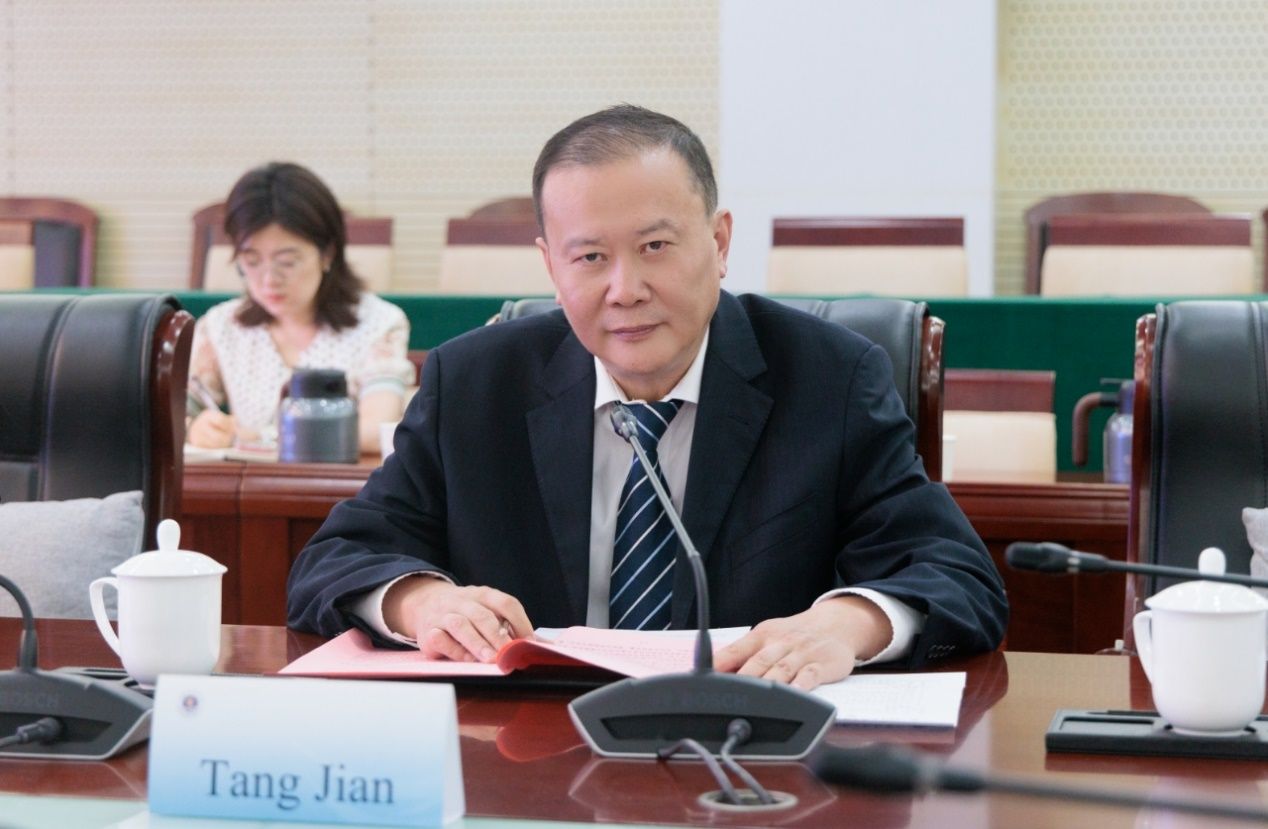男人坐在桌子前中度可信度描述已自动生成 男人坐在桌子前中度可信度描述已自动生成