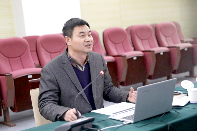 法律与公共管理学院院长陈兴发对宪法修正案作全面解读