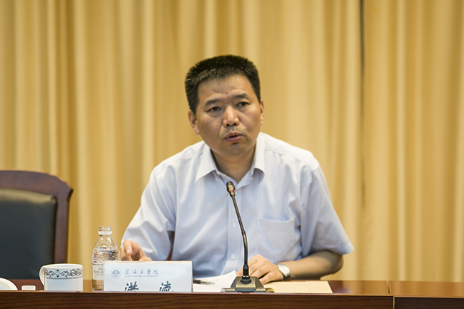 省教育厅党组成员,副厅长洪流作专题报告