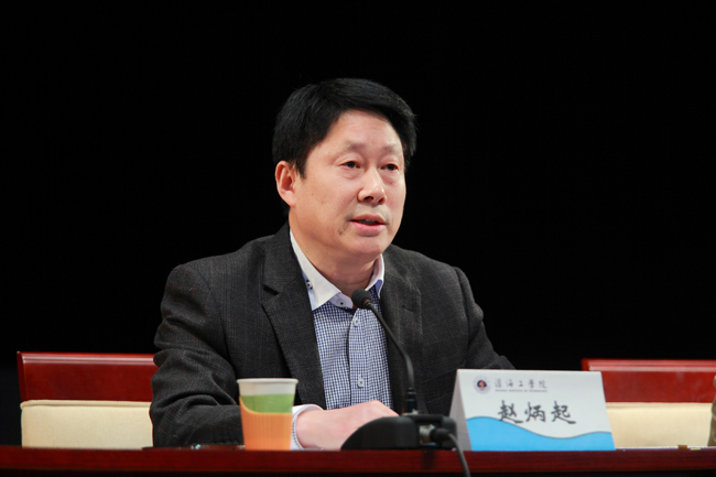 校党委书记赵炳起主持大会并讲话