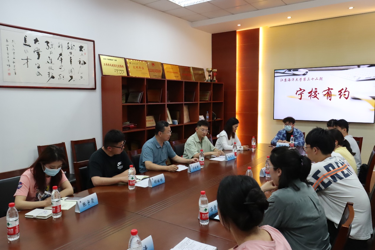 一群人在餐厅里描述已自动生成