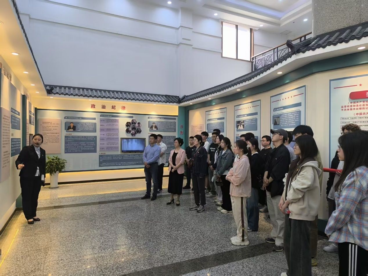 一群人站在门前描述已自动生成