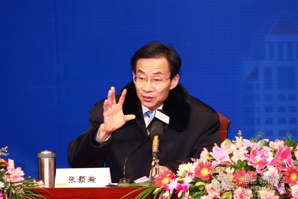 张颢瀚作报告