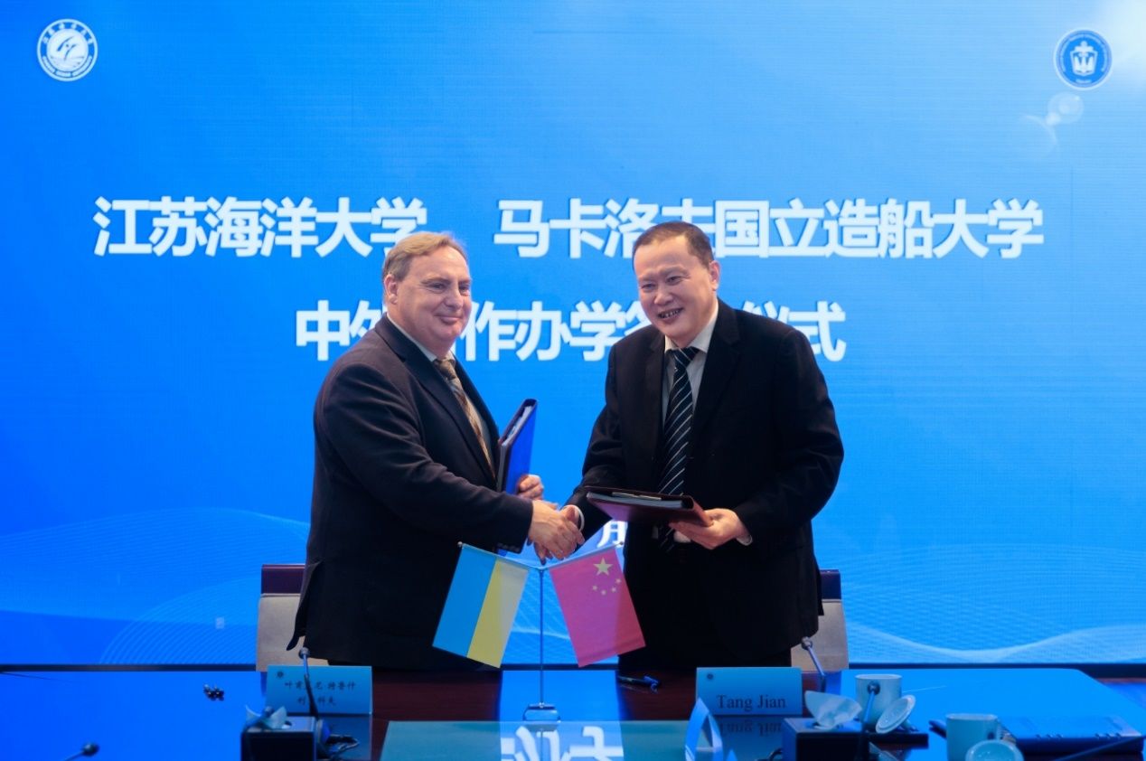 穿着西装笔挺的男子与图片配字描述已自动生成